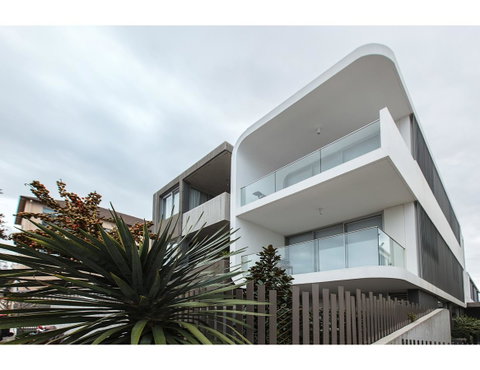 Oceanside Elegance At Superb Home Steps From Sand - Goulburn Accommodation 19