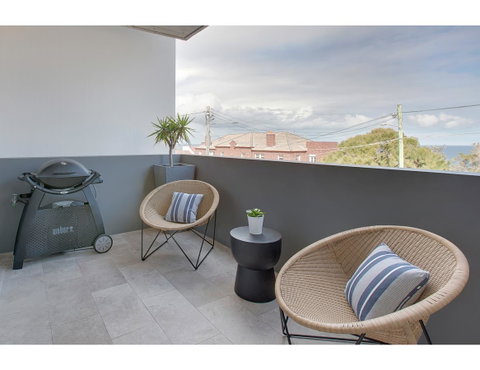 Oceanside Elegance At Superb Home Steps From Sand - Goulburn Accommodation 14