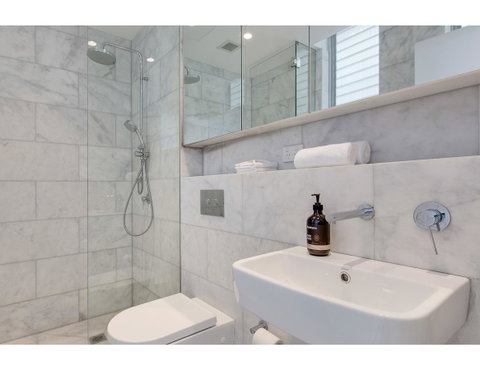 Oceanside Elegance At Superb Home Steps From Sand - Goulburn Accommodation 12