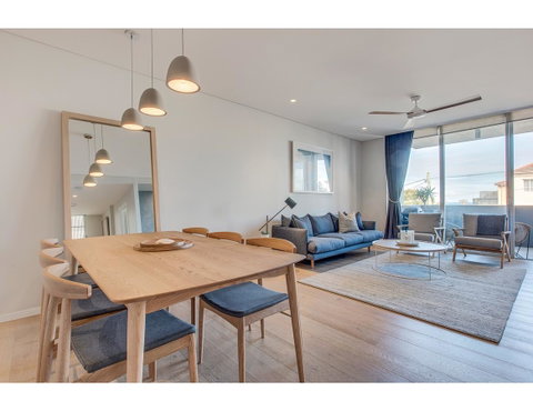 Oceanside Elegance At Superb Home Steps From Sand - Goulburn Accommodation 5