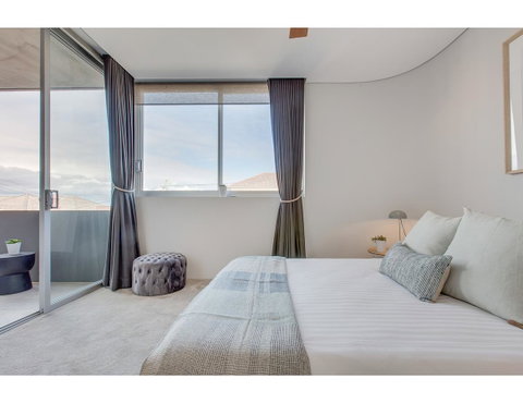 Oceanside Elegance At Superb Home Steps From Sand - Goulburn Accommodation 10