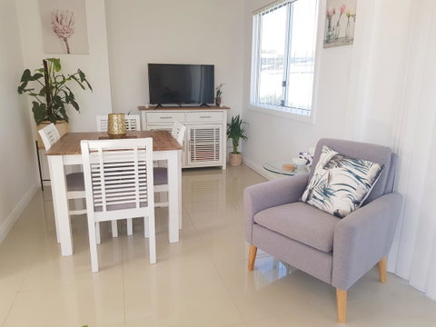 BookerBay Retreat! - Goulburn Accommodation 6
