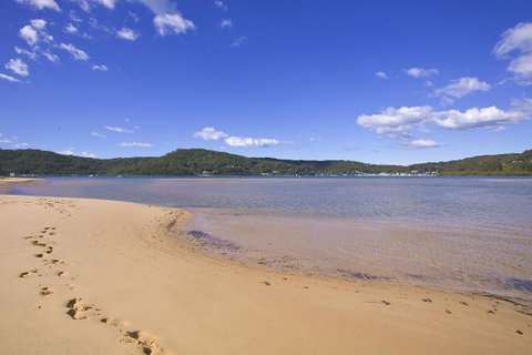 BookerBay Retreat! - Goulburn Accommodation 0