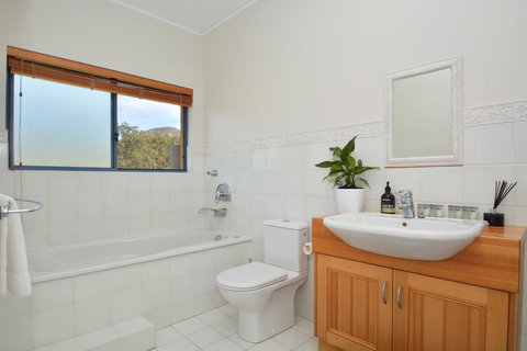 JE Guesthouse, Central To All The Hunter Valley Has To Offer - Goulburn Accommodation 23
