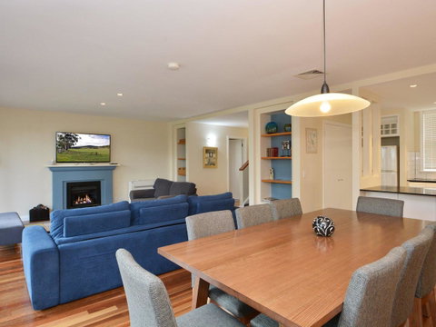 Villa De Saran Located Within Cypress Lakes - Goulburn Accommodation 12