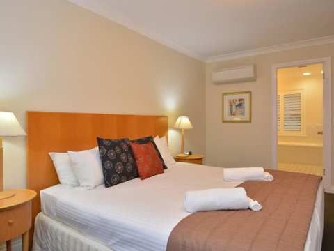 Villa De Saran Located Within Cypress Lakes - Goulburn Accommodation 5