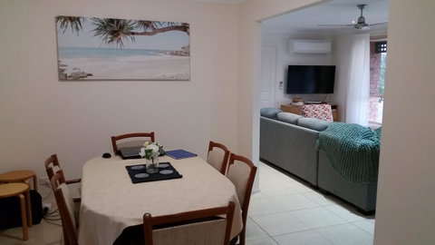 Twin Palms Holiday House At Lighthouse - Goulburn Accommodation 2