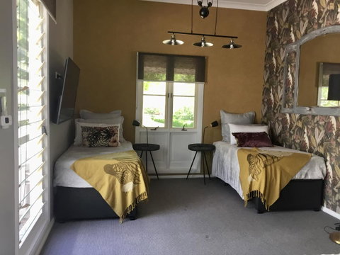 Chanticleer Gardens Barn Cottage With A Pool - Goulburn Accommodation 14
