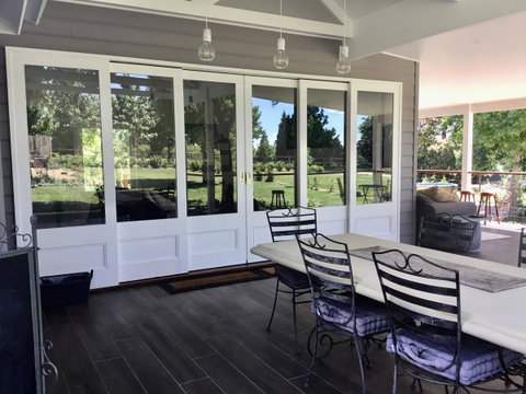 Chanticleer Gardens Barn Cottage With A Pool - Goulburn Accommodation 3
