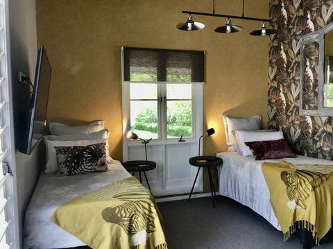 Chanticleer Gardens Barn Cottage With A Pool - Goulburn Accommodation 6