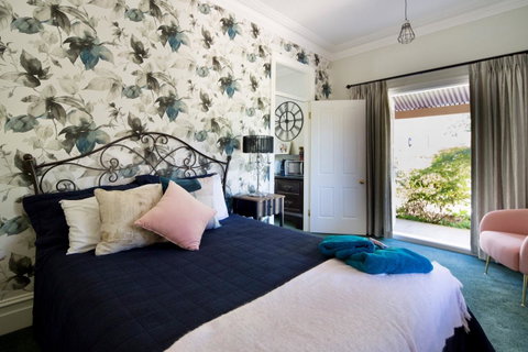 Chanticleer Gardens Barn Cottage With A Pool - Goulburn Accommodation 35