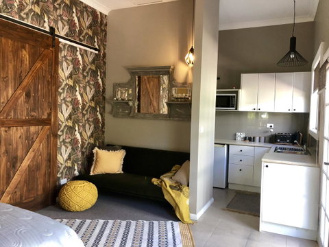 Chanticleer Gardens Barn Cottage With A Pool - Goulburn Accommodation 19