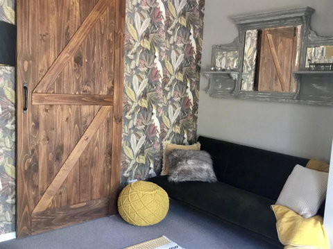 Chanticleer Gardens Barn Cottage With A Pool - Goulburn Accommodation 7