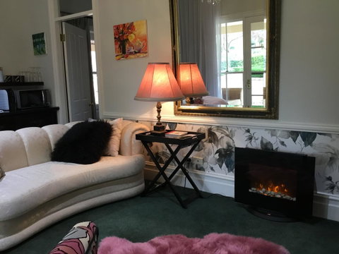 Chanticleer Gardens Barn Cottage With A Pool - Goulburn Accommodation 42
