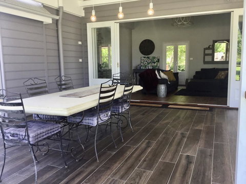 Chanticleer Gardens Barn Cottage With A Pool - Goulburn Accommodation 12