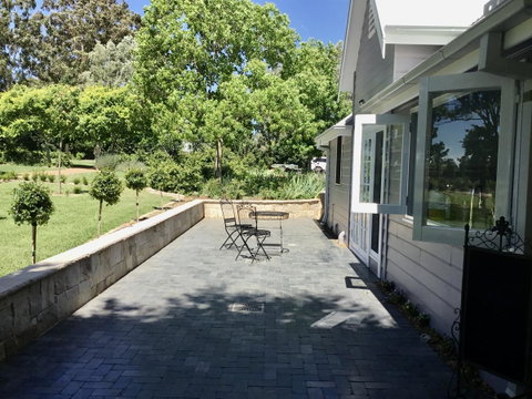 Chanticleer Gardens Barn Cottage With A Pool - Goulburn Accommodation 4