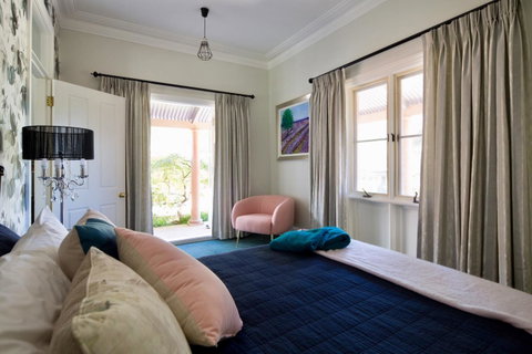 Chanticleer Gardens Barn Cottage With A Pool - Goulburn Accommodation 36