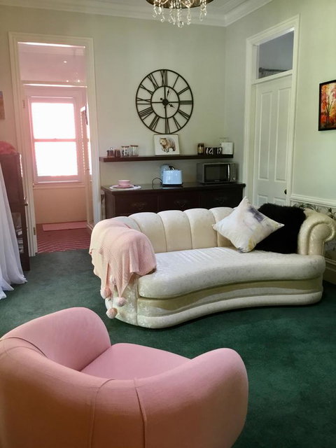 Chanticleer Gardens Barn Cottage With A Pool - Goulburn Accommodation 41