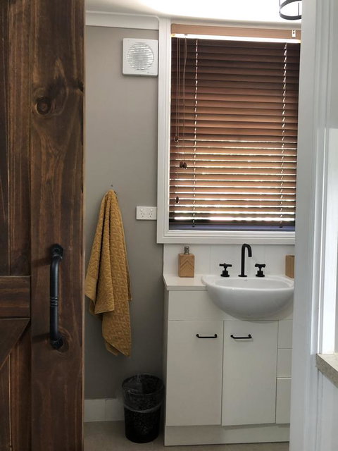 Chanticleer Gardens Barn Cottage With A Pool - Goulburn Accommodation 22