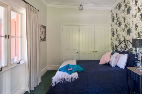 Chanticleer Gardens Barn Cottage With A Pool - Goulburn Accommodation 40