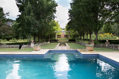 Chanticleer Gardens Barn Cottage With A Pool - Goulburn Accommodation 15