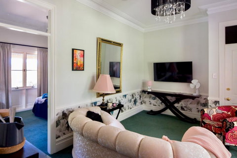 Chanticleer Gardens Barn Cottage With A Pool - Goulburn Accommodation 44