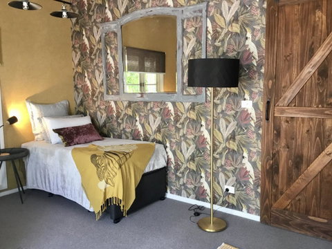 Chanticleer Gardens Barn Cottage With A Pool - Goulburn Accommodation 2