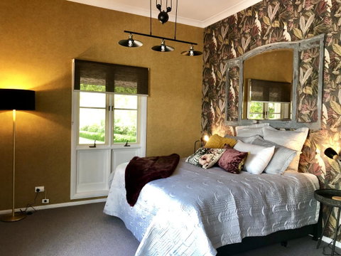 Chanticleer Gardens Barn Cottage With A Pool - Goulburn Accommodation 18