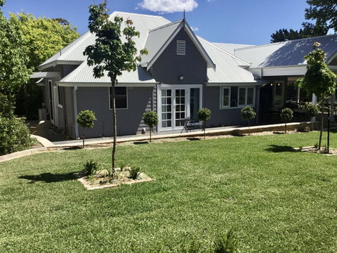 Chanticleer Gardens Barn Cottage With A Pool - Goulburn Accommodation 9