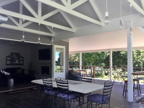 Chanticleer Gardens Barn Cottage With A Pool - Goulburn Accommodation 11