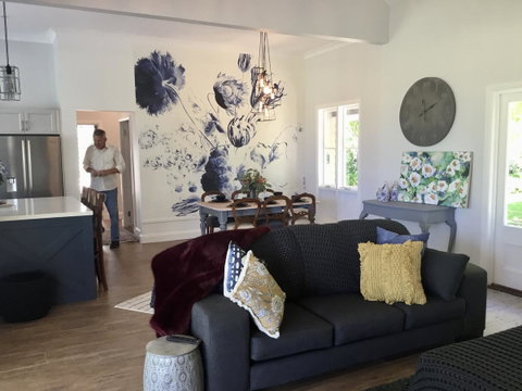 Chanticleer Gardens Barn Cottage With A Pool - Goulburn Accommodation 13
