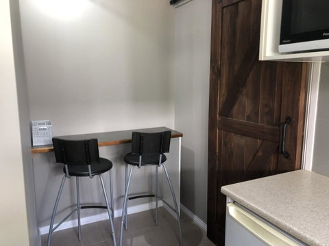 Chanticleer Gardens Barn Cottage With A Pool - Goulburn Accommodation 23