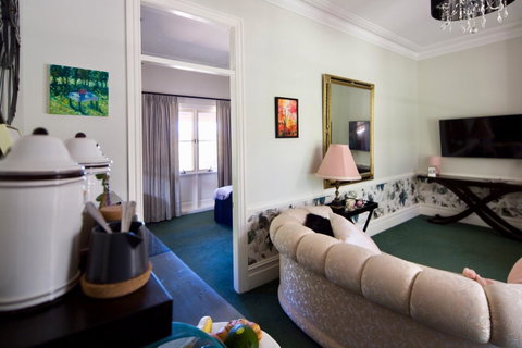Chanticleer Gardens Barn Cottage With A Pool - Goulburn Accommodation 43
