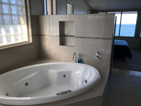 OceanScape Luxury Beachfront Villas - Goulburn Accommodation 5