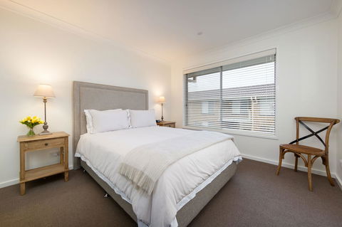 Sleeping In Style - Central & Sophisticated - Goulburn Accommodation 3