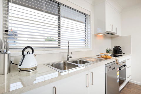 Sleeping In Style - Central & Sophisticated - Goulburn Accommodation 4