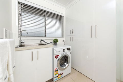 Sleeping In Style - Central & Sophisticated - Goulburn Accommodation 2