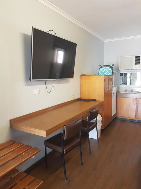 Safari Lodge Motel - Goulburn Accommodation 2