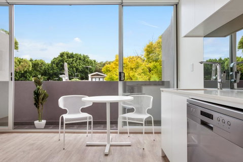 Bondi Beach Studio King Suite + Balcony - Goulburn Accommodation 2