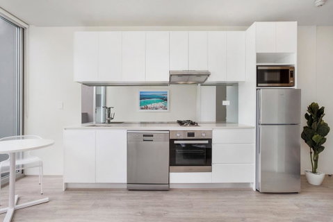 Bondi Beach Studio King Suite + Balcony - Goulburn Accommodation 3