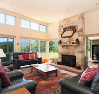 Bottlebrush Lodge - Great views and a pool - Goulburn Accommodation