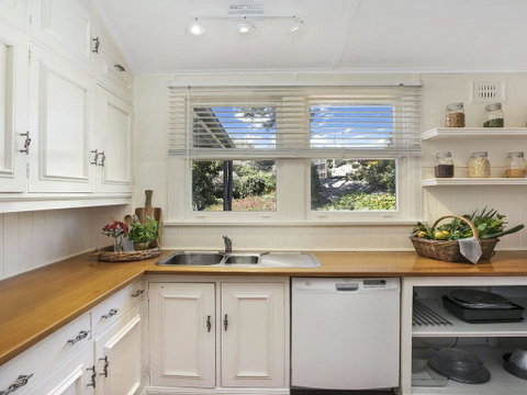 Bourne Cottage - Perfect For All Seasons - Goulburn Accommodation 2