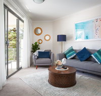 Bright Modern Apartment Steps From Beach and Ferry - Goulburn Accommodation
