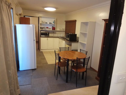 Burt St Gardens - Goulburn Accommodation 0