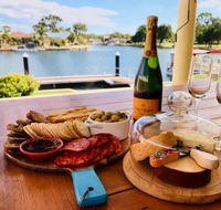 Canal Elegance In Yunderup - Goulburn Accommodation