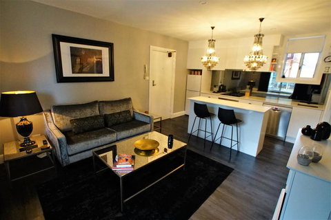 City Life Apartment-full Kitchen & Separate Bedroom - Goulburn Accommodation 1