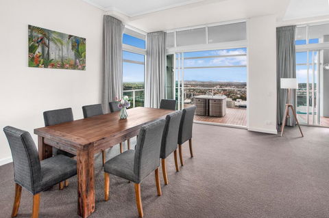 City-Centre Apartment With River Views And Balcony - Goulburn Accommodation 3