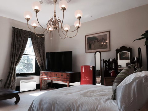 Claremont House - Goulburn Accommodation 2