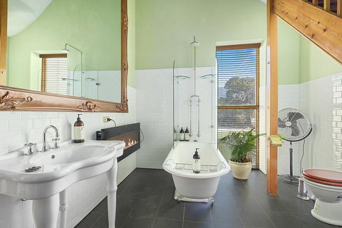 Claremont House - Goulburn Accommodation 3