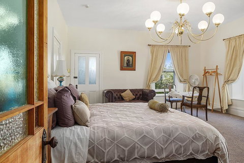 Claremont House - Goulburn Accommodation 1